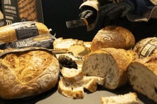 prahain.cz/jidlo/osmnactileta-divka-chtela-prodavat-domaci-chleb-vlna-urazek-ji-skoro-zlomila-26370.html